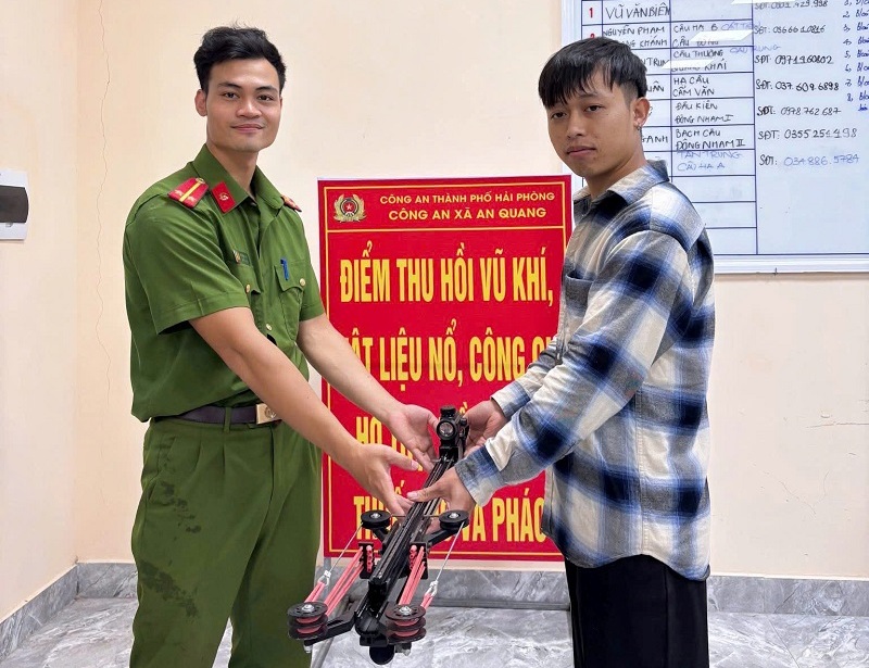 Công an xã An Quang vận động Nhân dân giao nộp vũ khí, vật liệu nổ và pháo trái phép